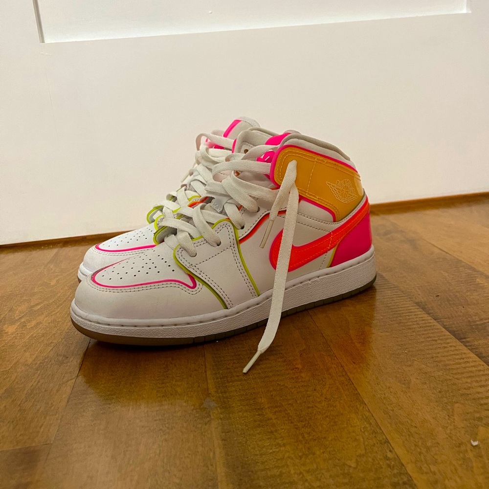Nike Air Jordan 1 Mid SE GS ‘Edge Glow’